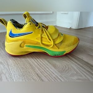 Men’s size 11 med Nike Freak Uno